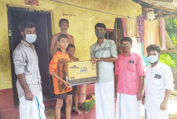റിതേഷിന് എബിവിപി ജില്ലാ പ്രസിഡന്റ് വൈശാഖ് ടി.വി കൈമാറുന്നു