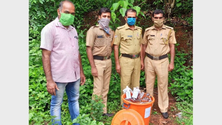 പരിയടുക്കം കോളനിയില്‍ നിന്ന് ബദിയടുക്ക റേഞ്ച് ഓഫീസിന്റെ പരിശോധനയില്‍ പിടിച്ചെടുത്ത കര്‍ണ്ണാടകാ മദ്യം