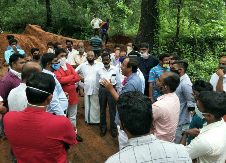 കേരള-കര്‍ണ്ണാടക അതിര്‍ത്തിയില്‍ റോഡിലിട്ട മണ്ണ് നീക്കണമെന്ന് ആവശ്യപ്പെട്ട് ബിജെപി ജില്ലാ പ്രസിഡന്റ് കെ.ശ്രീകാന്തിന്റെ നേതൃത്വത്തില്‍ ഉദ്യോഗസ്ഥരുമായി ചര്‍ച്ച നടത്തുന്നു