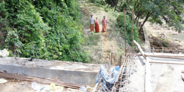 രാജകുമാരന്‍ നായരുടെ വീട്ടിലേക്ക് പോകുന്ന റോഡ് തടസ്സപ്പെടുത്തി കാപ്പുംകരയില്‍ നിര്‍മ്മിക്കുന്ന ചെക് ഡാം കം ബ്രിഡ്ജ്