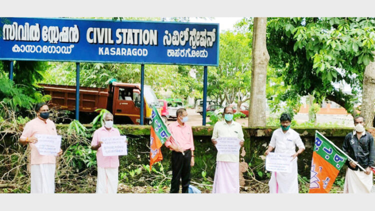 എസ്ടി മോര്‍ച്ച കാസര്‍കോട് ജില്ലാ കമ്മറ്റിയുടെ നേതൃത്വത്തില്‍ നടത്തിയ കലക്ടറേറ്റ് ധര്‍ണ്ണ എസ്ടി മോര്‍ച്ച സംസ്ഥാന സെക്രട്ടറി ടി.ഡി.ഭരതന്‍ ഉദ്ഘാടനം ചെയ്യുന്നു