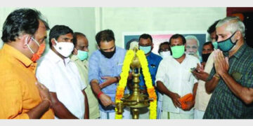 കുളക്കടയിലെ ബിജെപി കാര്യാലയം സംസ്ഥാന അധ്യക്ഷന്‍ കെ. സുരേന്ദ്രന്‍ നിലവിളക്ക് തെളിച്ച് ഉദ്ഘാടനം ചെയ്യുന്നു