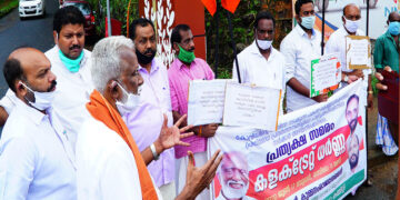 ബിജെപി പത്തനംതിട്ട ജില്ലാ കമ്മിറ്റിയുടെ നേതൃത്വത്തിൽ കളക്ടറേറ്റിന് മുൻപിൽ നടന്ന ധർണ മുൻ മിസോറാം ഗവർണ്ണർ കുമ്മനം രാജശേഖരൻ ഉദ്ഘാടനം ചെയ്യുന്നു