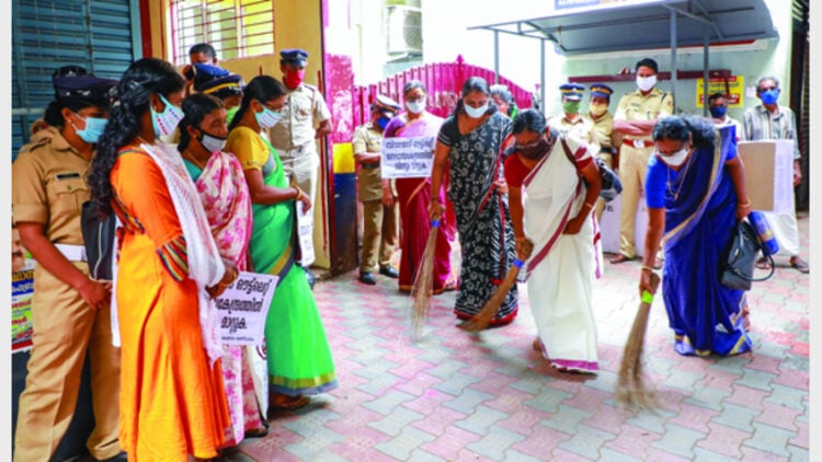 കൊട്ടാരക്കര ബിവറേജസ് ഔട്ട്ലെറ്റിന് മുന്നില്‍ð മഹിളാമോര്‍ച്ച സംഘടിപ്പിച്ച ചൂല്‍സമരം