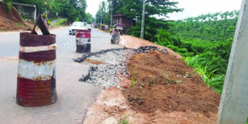 അടുക്കളമൂല ഭാഗത്ത് റോഡിന്റെ വശം ഇടിഞ്ഞുതാണ നിലയില്‍