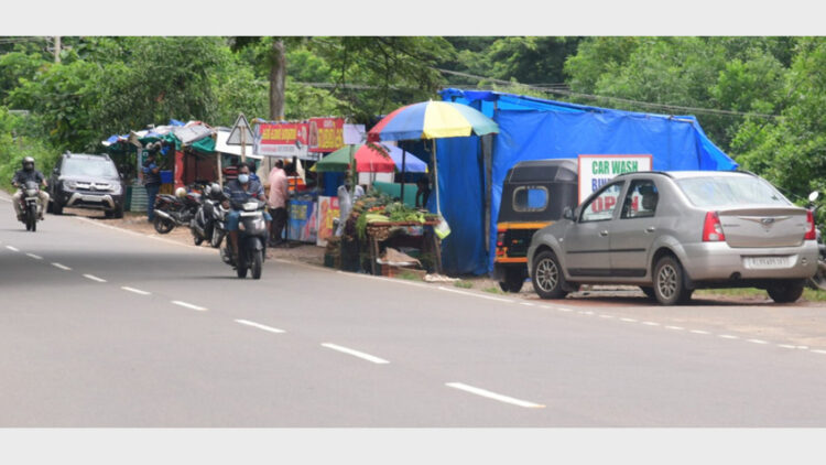 മാങ്ങാനം മക്ക്രോണിയില്‍ റോഡ് കയ്യേറി സ്ഥാപിച്ച തട്ടുകടകള്‍