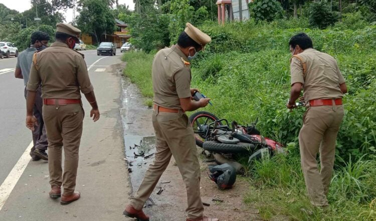 കാളികാവില്‍ അപകടം നടന്ന സ്ഥലം മോട്ടോര്‍ വാഹന വകുപ്പ് എന്‍ഫോഴ്‌സ്‌മെന്റ് വിഭാഗം അധികൃതര്‍ പരിശോധിക്കുന്നു