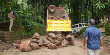 പുഴയില്‍ നിന്ന് മണല്‍ കടത്തികൊണ്ടു പോവുന്ന ചെറുവാടിയിലെ കടവുകള്‍ പോലീസ് കരിങ്കല്ലിറക്കി അടക്കുന്നു