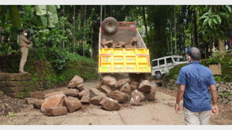 പുഴയില്‍ നിന്ന് മണല്‍ കടത്തികൊണ്ടു പോവുന്ന ചെറുവാടിയിലെ കടവുകള്‍ പോലീസ് കരിങ്കല്ലിറക്കി അടക്കുന്നു