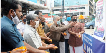 വീരമൃത്യുവരിച്ച സൈനികര്‍ക്ക് ആദരാഞ്ജലി അര്‍പ്പിച്ച് എന്‍ടിയു കോഴിക്കോട്ട് സംഘടിപ്പിച്ച ശ്രദ്ധാഞ്ജലി ചടങ്ങില്‍ റിട്ട. കോസ്റ്റ് ഗാര്‍ഡ് ഡയറക്ടര്‍ ജനറല്‍ പ്രഭാകരന്‍ പലേരിയുടെ നേതൃത്വത്തില്‍ പുഷ്പാര്‍ച്ചന നടത്തുന്നു