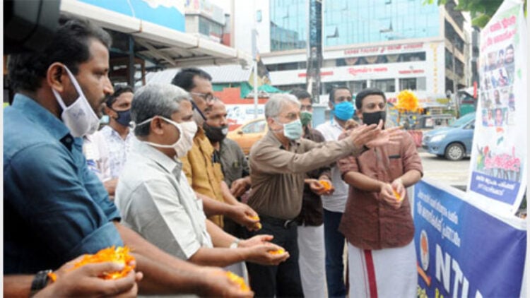 വീരമൃത്യുവരിച്ച സൈനികര്‍ക്ക് ആദരാഞ്ജലി അര്‍പ്പിച്ച് എന്‍ടിയു കോഴിക്കോട്ട് സംഘടിപ്പിച്ച ശ്രദ്ധാഞ്ജലി ചടങ്ങില്‍ റിട്ട. കോസ്റ്റ് ഗാര്‍ഡ് ഡയറക്ടര്‍ ജനറല്‍ പ്രഭാകരന്‍ പലേരിയുടെ നേതൃത്വത്തില്‍ പുഷ്പാര്‍ച്ചന നടത്തുന്നു