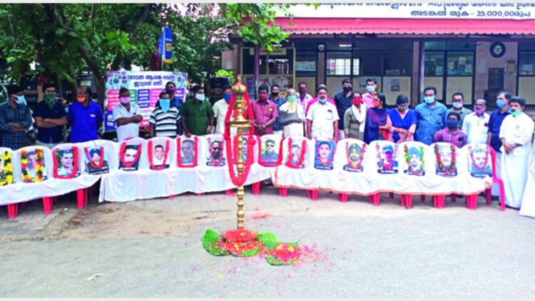 ബിജെപി ഓച്ചിറ പഞ്ചായത്ത് സമിതിയുടെ നേതൃത്വത്തില്‍ ജവാന്മാര്‍ക്ക് ആദരാഞ്ജലിയര്‍പ്പിച്ചപ്പോള്‍