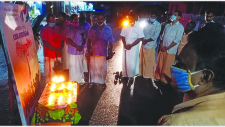 പൂര്‍വ്വസൈനിക സേവാപരിഷത്ത് പള്ളിക്കല്‍ ജംഗ്ഷനില്‍ സംഘടിപ്പിച്ച ശ്രദ്ധാഞ്ജലിയില്‍ നിന്ന്