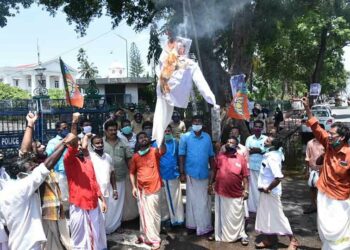 അതിരപ്പിള്ളി പദ്ധതി നടപ്പാക്കരുതെന്നാവശ്യപ്പെട്ട് എസ്‌സി മോര്‍ച്ചയുടെ നേതൃത്വത്തില്‍ സെക്രട്ടേറിയറ്റിലേക്ക് നടത്തിയ മാര്‍ച്ച്‌