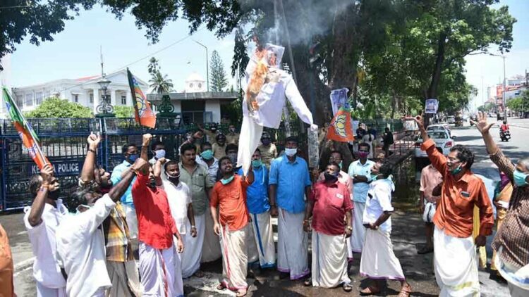 അതിരപ്പിള്ളി പദ്ധതി നടപ്പാക്കരുതെന്നാവശ്യപ്പെട്ട് എസ്‌സി മോര്‍ച്ചയുടെ നേതൃത്വത്തില്‍ സെക്രട്ടേറിയറ്റിലേക്ക് നടത്തിയ മാര്‍ച്ച്‌