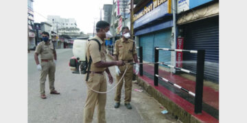 പുനലൂരില്‍ കോവിഡ് സ്ഥിരീകരിച്ച വ്യാപാരിയുടെ കട അണുവിമുക്തമാക്കുന്നു