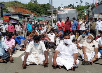 ലോക്ക് ഡൗണ്‍ ലംഘിച്ച് എംഎല്‍എയുടെ നേതൃത്വത്തില്‍ റോഡ് ഉപരോധം