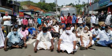 ലോക്ക് ഡൗണ്‍ ലംഘിച്ച് എംഎല്‍എയുടെ നേതൃത്വത്തില്‍ റോഡ് ഉപരോധം