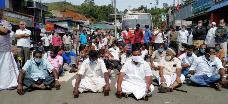 ലോക്ക് ഡൗണ്‍ ലംഘിച്ച് എംഎല്‍എയുടെ നേതൃത്വത്തില്‍ റോഡ് ഉപരോധം