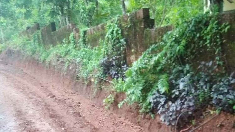 മെക്കാഡം താറിംഗ് നടക്കുന്നതിനിടെ മണ്ണെടുത്തതോടെ കൂവാറ്റിയിലെ മധുസൂദനന്റെ പറമ്പിന്റെ മതില്‍ ഇടിഞ്ഞു വീഴാറായ അവസ്ഥയില്‍