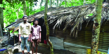 സൂരജും സൂര്യനും വീടിന് മുന്നില്‍