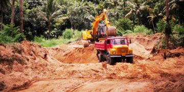 തടിയംപാട് ചപ്പാത്തിന് സമീപത്ത് നിന്ന് അനധികൃതമായി മണല്‍ കടത്തുന്നു