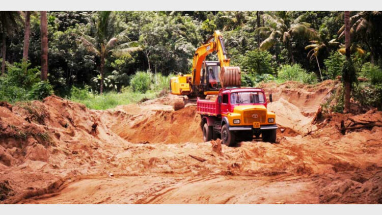 തടിയംപാട് ചപ്പാത്തിന് സമീപത്ത് നിന്ന് അനധികൃതമായി മണല്‍ കടത്തുന്നു