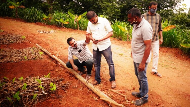 അജ്ഞാത ജീവിയുടെ കാല്‍പാടുകള്‍ കണ്ടെത്തിയ കൃഷിയിടത്തില്‍ വനം വകുപ്പ് ഉദ്യോഗസ്ഥര്‍ പരിശോധന നടത്തുന്നു