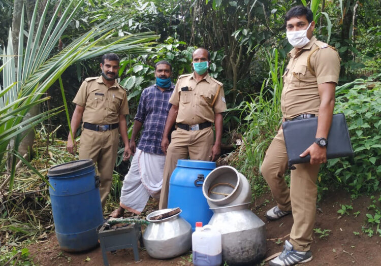 മാവടി കുഴിക്കൊമ്പ് കരയില്‍ നിന്നും പിടികൂടിയ കോടയുമായി എക്‌സൈസ് സംഘം