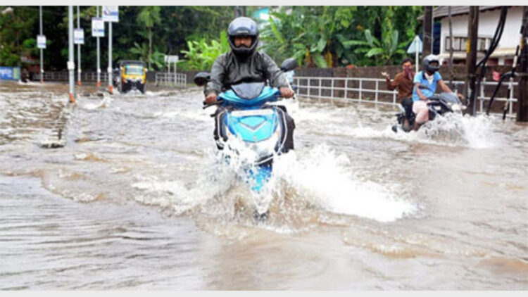 കനത്തമഴയില്‍ കോഴിക്കോട് സ്റ്റേഡിയം ജംഗ്ഷനില്‍ വെള്ളം കയറിയ നിലയില്‍