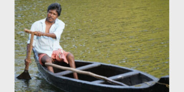 സ്വന്തമായി നിര്‍മിച്ച തോണിയില്‍ മാമ്പുഴയിലൂടെ മണിയുടെ യാത്ര