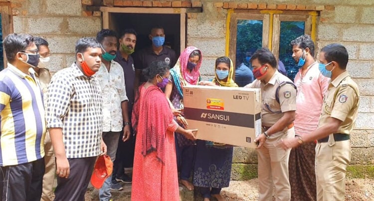 വെഞ്ഞാറമൂട് സിഐ വിജയരാഘവന്‍ കരിപ്പൂര് ക്ഷേത്രം നല്‍കിയ ടെലിവിഷന്‍ കുട്ടികള്‍ക്ക് കൈമാറുന്നു