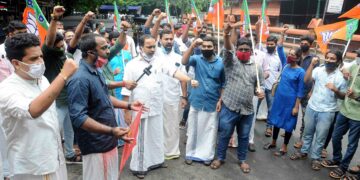 ബിജെപി ജില്ലാ പ്രസിഡന്റ് അഡ്വ. വി.കെ. സജീവന്‍ പ്രവര്‍ത്തകര്‍ക്കൊപ്പം വള്ളിയാട് ഹെല്‍ത്ത് സെന്റ്ര്‍ പെയിന്റ് ചെയ്യുന്നു