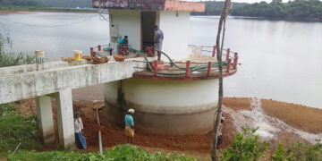 മാത്തപ്പാറ ഭാഗത്തെ കുടിവെള്ള പദ്ധതിയിലെ മാലിന്യം നീക്കുന്നു