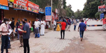 സംസ്ഥാന അതിര്‍ത്തിയായ കുമളിയില്‍ ഇന്നലെ എത്തിയവരുടെ തിരക്ക്