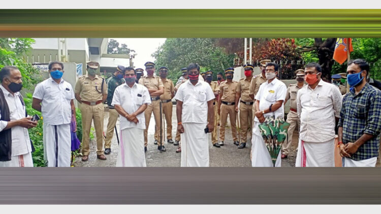 ബിജെപി ഉടുമ്പന്‍ചോല മണ്ഡലം പ്രസിഡന്റ് സി.ഡി. സജീവ് മാര്‍ച്ച് ഉദ്ഘാടനം ചെയ്ത് സംസാരിക്കുന്നു