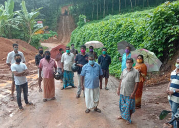 പുനലൂരിലെ ക്രഷര്‍ നിര്‍മാണ യൂണിറ്റിനായുള്ള കുന്നിടിക്കല്‍ നാട്ടുകാര്‍ തടഞ്ഞപ്പോള്‍