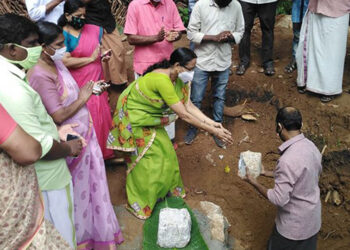 കുളക്കട വില്ലേജ് ഓഫീസിന്റെ നിര്‍മാണപ്രവര്‍ത്തനങ്ങള്‍ക്ക് തുടക്കമിട്ടുകൊണ്ട് പി. അയിഷാപോറ്റി എംഎല്‍എ തറക്കല്ലിടന്നു