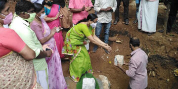 കുളക്കട വില്ലേജ് ഓഫീസിന്റെ നിര്‍മാണപ്രവര്‍ത്തനങ്ങള്‍ക്ക് തുടക്കമിട്ടുകൊണ്ട് പി. അയിഷാപോറ്റി എംഎല്‍എ തറക്കല്ലിടന്നു