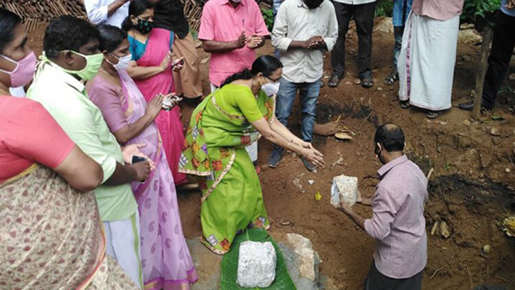 കുളക്കട വില്ലേജ് ഓഫീസിന്റെ നിര്‍മാണപ്രവര്‍ത്തനങ്ങള്‍ക്ക് തുടക്കമിട്ടുകൊണ്ട് പി. അയിഷാപോറ്റി എംഎല്‍എ തറക്കല്ലിടന്നു