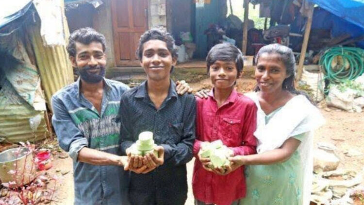 അഖിൽ നിർമ്മിച്ച സോപ്പുകളുമായി മാതാപിതാക്കൾക്കൊപ്പം. അനുജൻ ആശിഷ് സമീപം