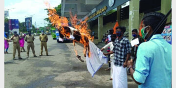 എബിവിപി പ്രവര്‍ത്തകര്‍ ചിന്നക്കടയില്‍ മുഖ്യമന്ത്രിയുടെ കോലം കത്തിക്കുന്നു