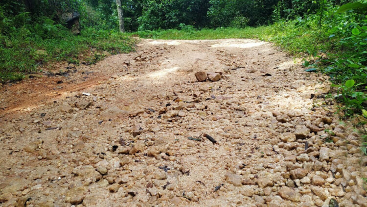 മക്കുവള്ളി മനയത്തടം ഗ്രാമങ്ങളിലേക്കുള്ള ഏക റോഡ് കാലവര്‍ഷത്തില്‍ തകര്‍ന്ന് കാല്‍നടയാത്രപോലും ദുഷ്‌ക്കരമായ നിലയില്‍