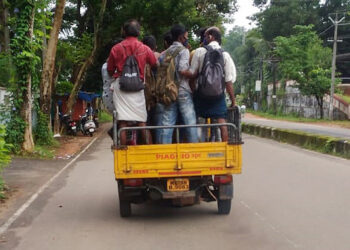 തൊഴിലാളികളെ കുത്തിനിറച്ച് സാമൂഹിക അകലം പാലിക്കാതെ വെങ്ങല്ലൂര്‍-മങ്ങാട്ടുകവല നാലുവരി പാതയിലൂടെ നീങ്ങുന്ന ഓട്ടോറിക്ഷ. 9 പേരാണ് നിന്ന് യാത്ര ചെയ്യുന്നത്