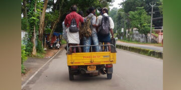 തൊഴിലാളികളെ കുത്തിനിറച്ച് സാമൂഹിക അകലം പാലിക്കാതെ വെങ്ങല്ലൂര്‍-മങ്ങാട്ടുകവല നാലുവരി പാതയിലൂടെ നീങ്ങുന്ന ഓട്ടോറിക്ഷ. 9 പേരാണ് നിന്ന് യാത്ര ചെയ്യുന്നത്