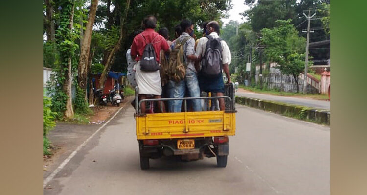 തൊഴിലാളികളെ കുത്തിനിറച്ച് സാമൂഹിക അകലം പാലിക്കാതെ വെങ്ങല്ലൂര്‍-മങ്ങാട്ടുകവല നാലുവരി പാതയിലൂടെ നീങ്ങുന്ന ഓട്ടോറിക്ഷ. 9 പേരാണ് നിന്ന് യാത്ര ചെയ്യുന്നത്