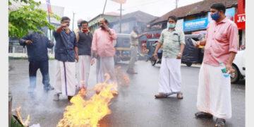 മുഖ്യമന്ത്രിയുടെ കോലം ബിജെപി കത്തിച്ച് പ്രതിഷേധിക്കുന്നു