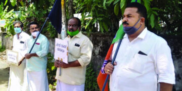 ചാത്തന്നൂരില്‍ ബിജെപി സംഘടിപ്പിച്ച കരിദിനാചരണം ജില്ലാ പ്രസിഡന്റ് ബി.ബി. ഗോപകുമാര്‍ ഉദ്ഘാടനം ചെയ്യുന്നു