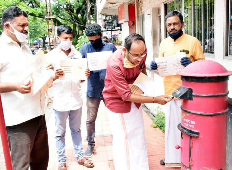 സ്വര്‍ണക്കടത്ത് കേസില്‍ മുഖ്യമന്ത്രിയുടെ രാജി ആവശ്യപ്പെട്ട് ബിജെപി സംസ്ഥാന തലത്തില്‍ നടക്കുന്ന പോസ്റ്റ് കാര്‍ഡ് ക്യാമ്പയിന്റെ ഭാഗമായി കാസര്‍കോട് ഹെഡ് പോസ്റ്റ് ഓഫീസ് പരിസരത്ത് ബിജെപി സംഘടിപ്പിച്ച ജില്ലാതല പരിപാടി ജില്ലാ പ്രസിഡണ്ട് അഡ്വ.കെ.ശ്രീകാന്ത് ഉദ്ഘാടനം ചെയ്യുന്നു