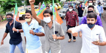 കാസര്‍കോട് നഗരത്തില്‍ യുവമോര്‍ച്ച നടത്തിയ പ്രതിഷേധസമരം